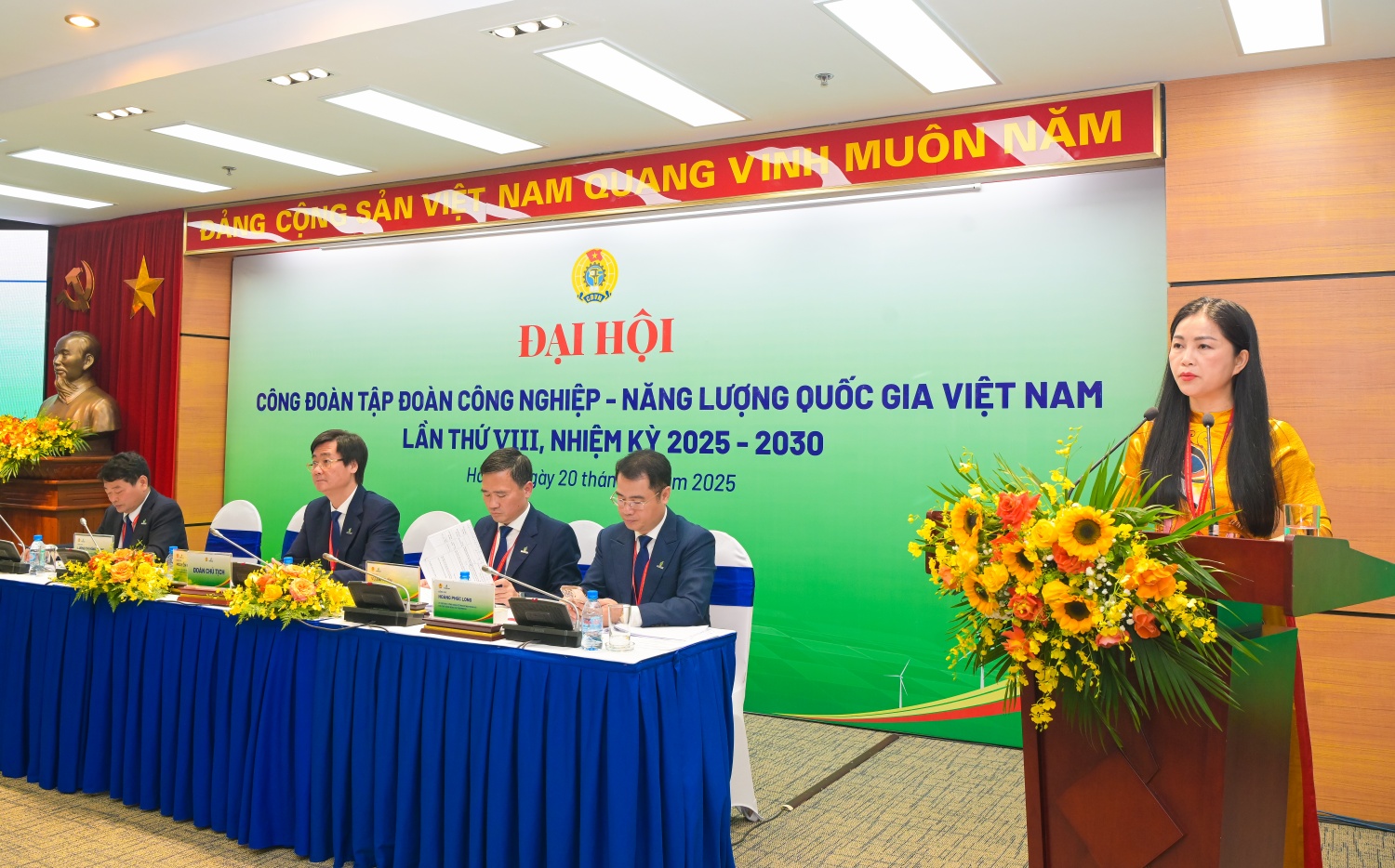 Đồng chí Lương Thị Hồng Nhung - Ủy viên Ban Thường vụ, Trưởng Ban Nghiệp vụ Công đoàn Petrovietnam phát biểu tại Đại hội
