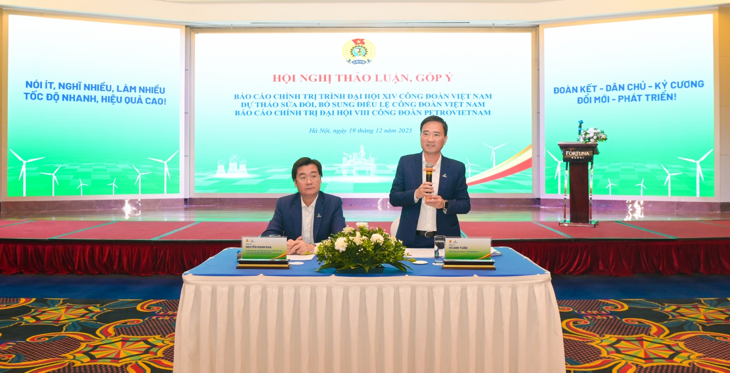 Đồng chí Vũ Anh Tuấn, Phó Chủ tịch Công đoàn Petrovietnam phổ biến các nội dung liên quan đến Đại hội VIII Công đoàn Petrovietnam, nhiệm kỳ 2025-2030