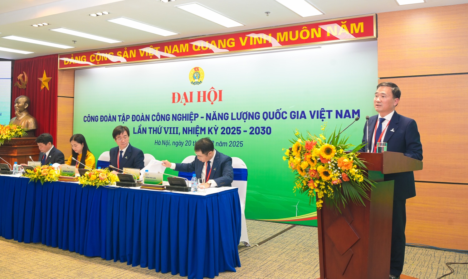Đồng chí Vũ Anh Tuấn - Phó Chủ tịch Công đoàn Petrovietnam trình bày báo cáo kiểm điểm của Công đoàn Petrovietnam khóa VII.