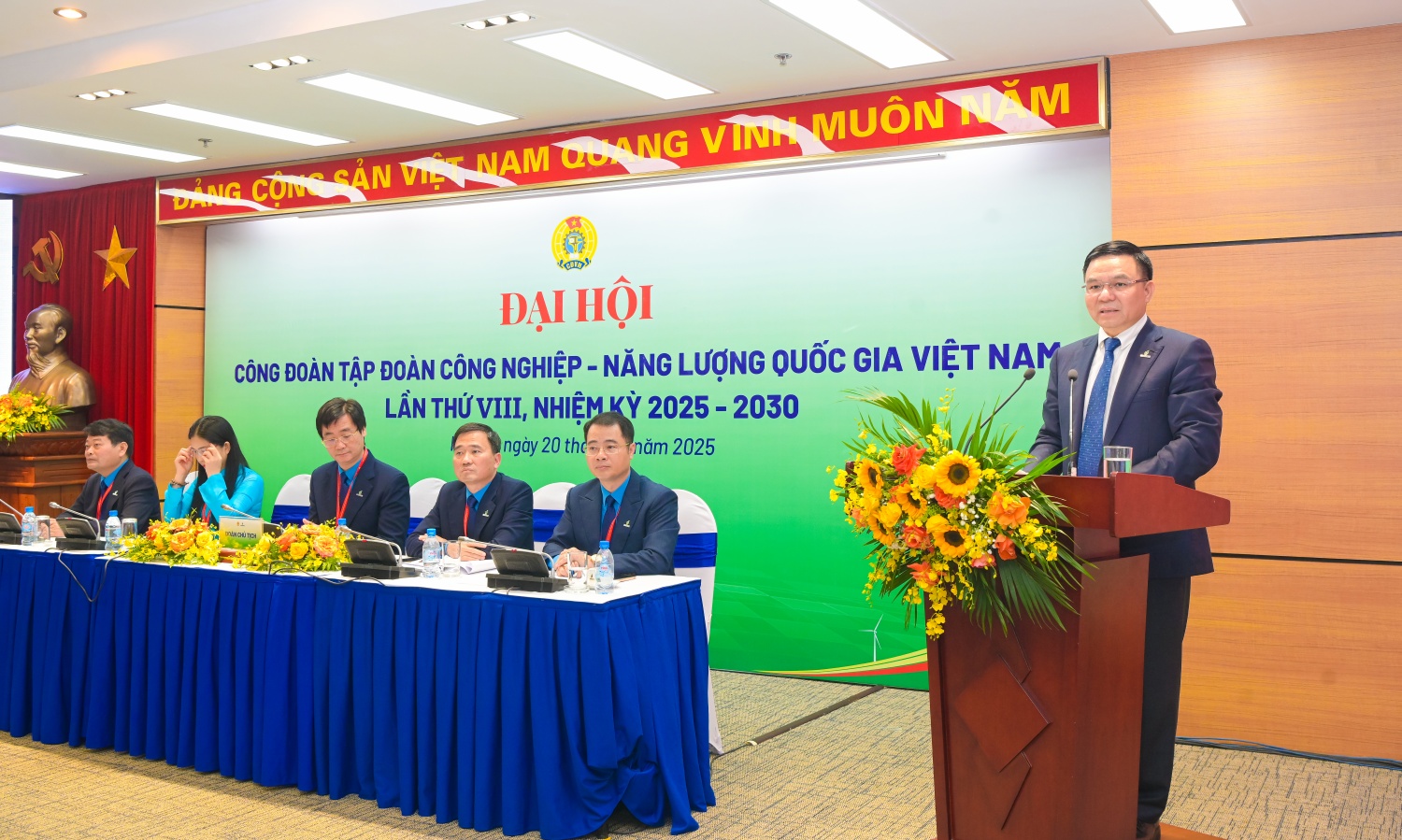 Đồng chí Lê Mạnh Hùng - Bí thư Đảng ủy, Chủ tịch HĐTV Petrovietnam: Trước yêu cầu phát triển mới của Tập đoàn, Công đoàn cần tiếp tục phát huy vai trò là điểm tựa của NLĐ, nêu cao trách nhiệm, chủ động bám sát kế hoạch quản trị và chiến lược phát triển của Tập đoàn.