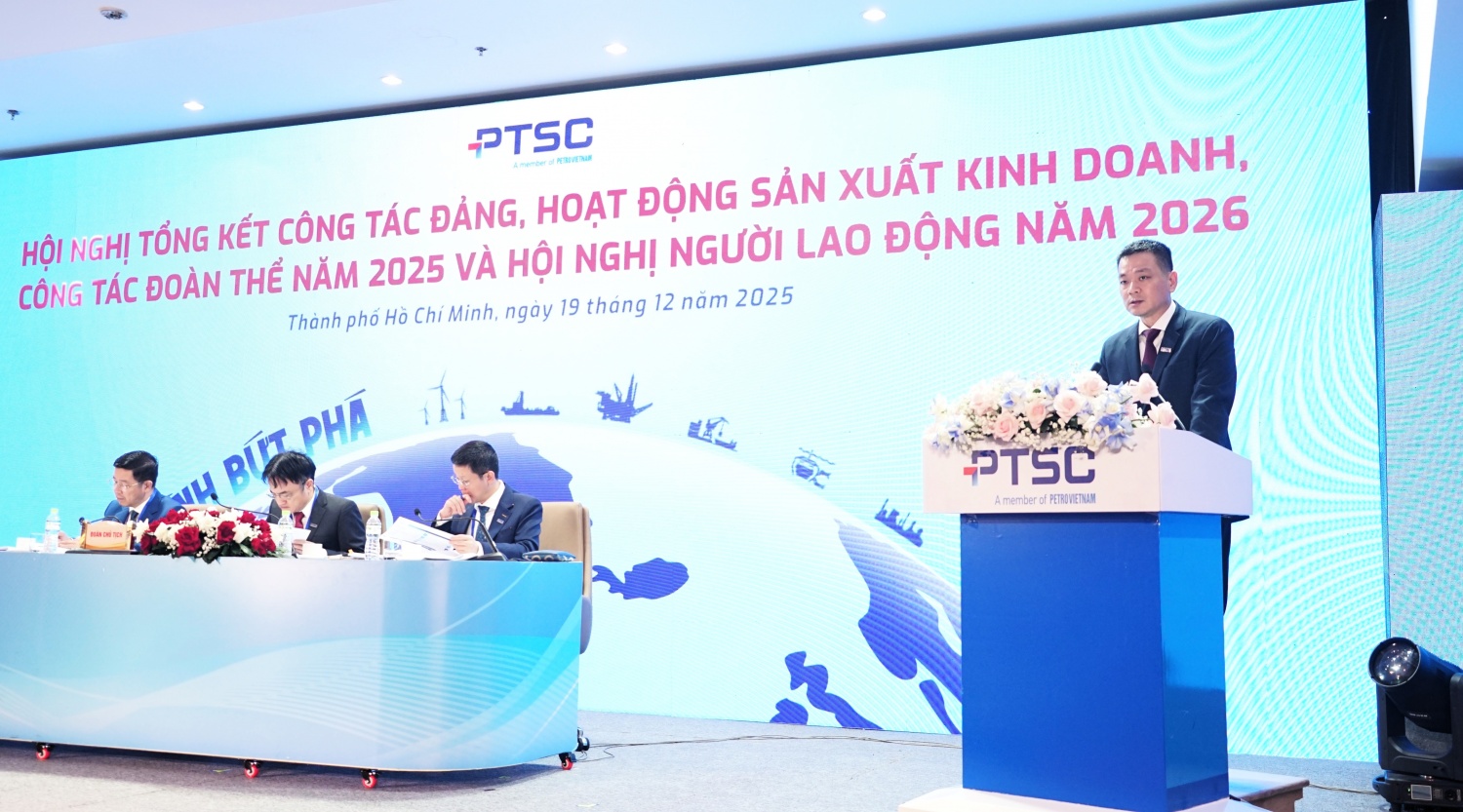 Ông Nguyễn Xuân Ngọc - Ủy viên BTV Đảng ủy PTSC trình bày báo cáo công tác Đảng năm 2025 và phương hướng nhiệm vụ trọng tâm năm 2026.