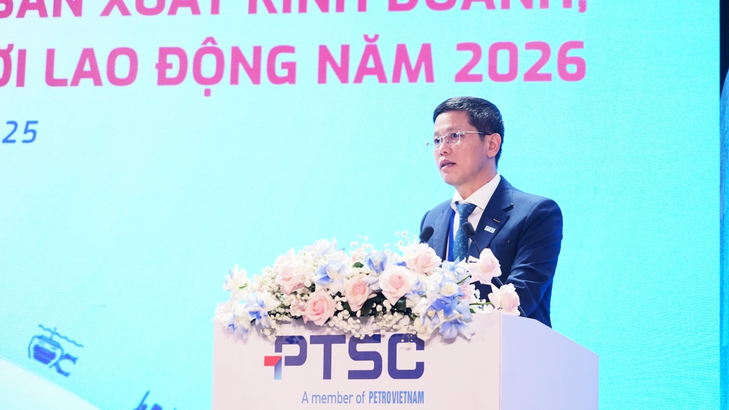 Ông Trần Hồ Bắc - Phó Bí thư Đảng ủy, Tổng Giám đốc PTSC cho biết, hoạt động sản xuất kinh doanh năm 2025 ghi nhận bước tăng trưởng bứt phá, với doanh thu hợp nhất ước đạt khoảng 32.000 tỷ đồng – mức cao nhất trong lịch sử hình thành và phát triển của Tổng công ty.