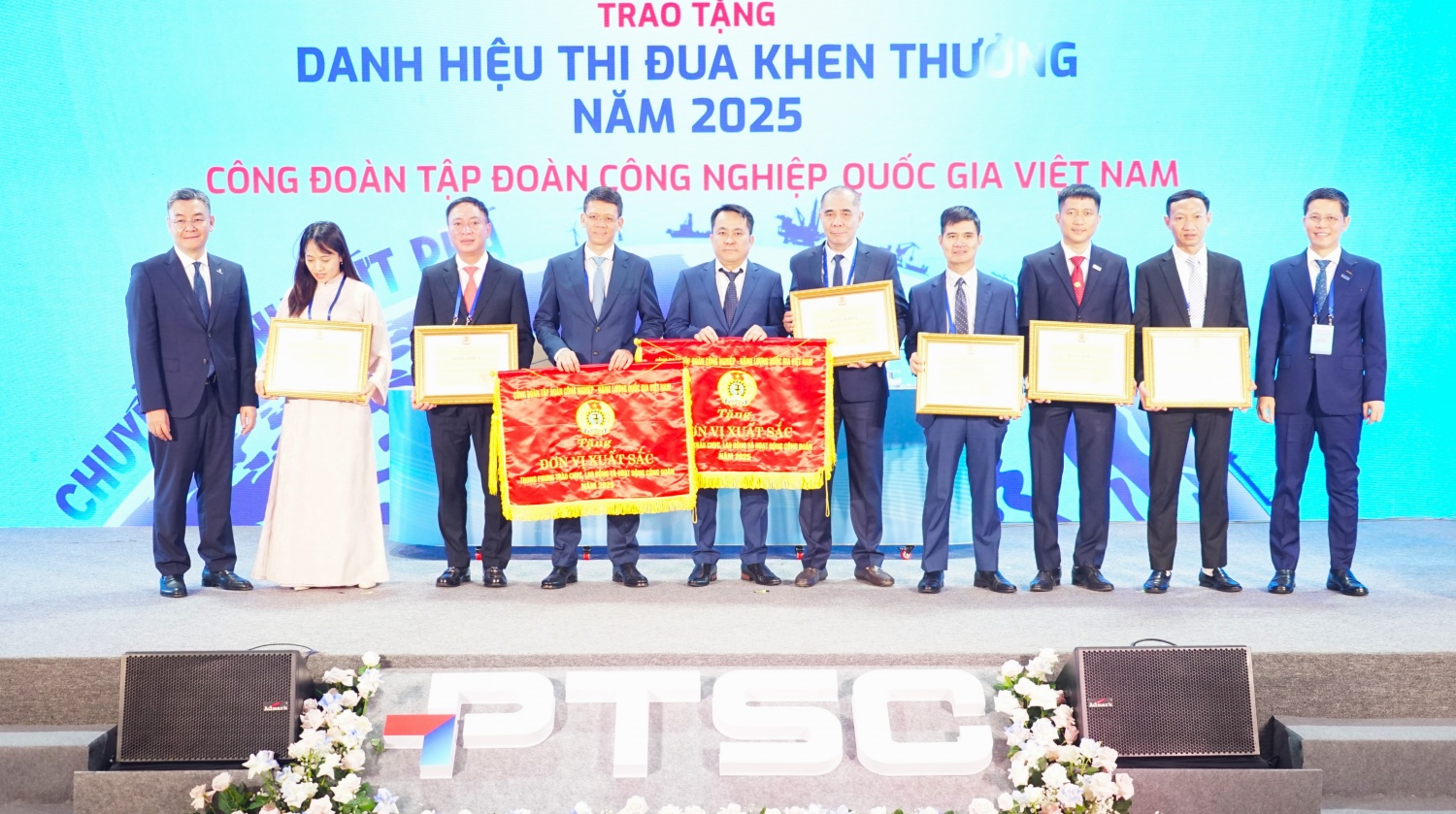 Công đoàn Tập đoàn Công nghiệp - Năng lượng Quốc gia Việt Nam trao Cờ thi đua cho các tập thể và cá nhân có thành tích xuất sắc trong công tác Công đoàn năm 2025.