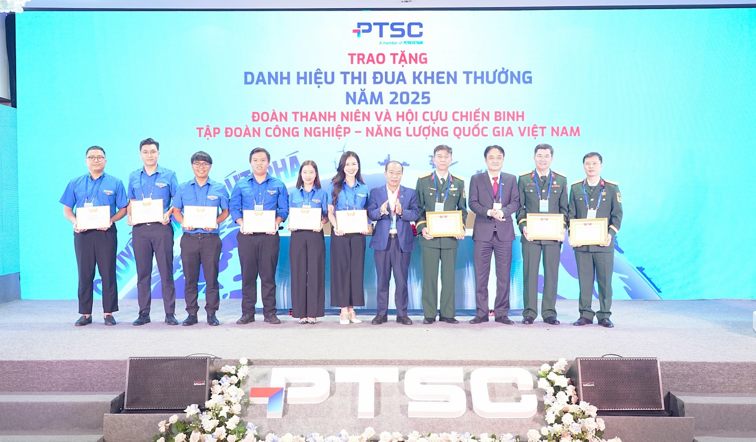 Đoàn Thanh niên và Hội Cựu chiến binh Tập đoàn Công nghiệp - Năng lượng Quốc gia Việt Nam trao Bằng khen cho các tập thể có thành tích xuất sắc trong công tác năm 2025.