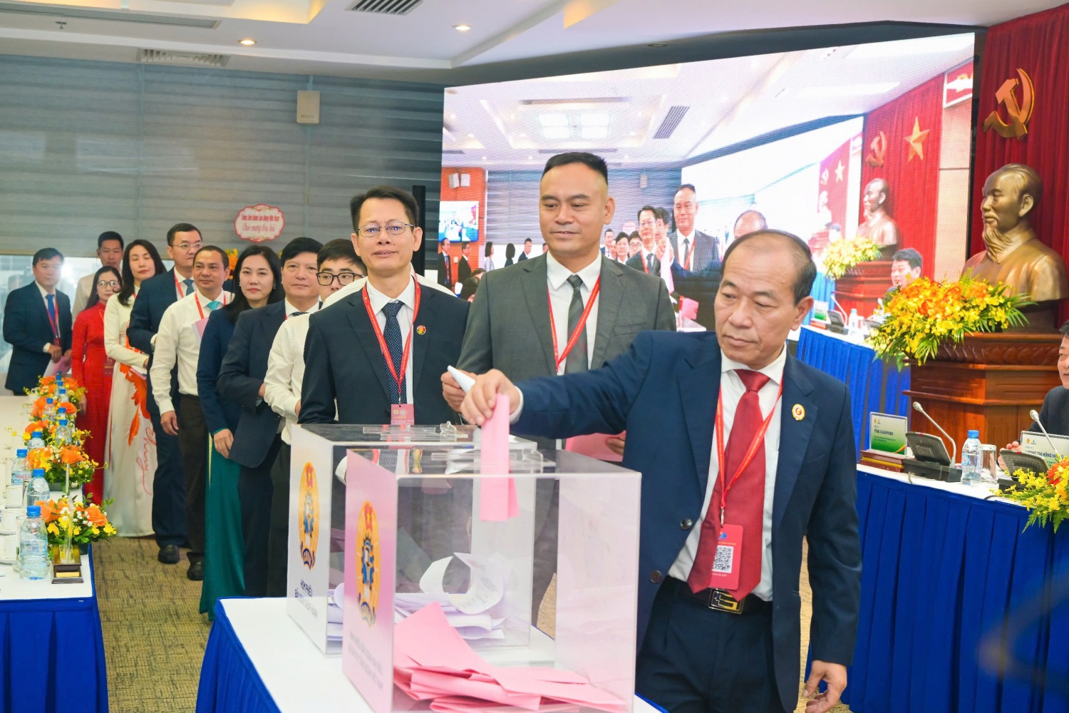 Các đại biểu bỏ phiếu bầu cử tại Đại hội