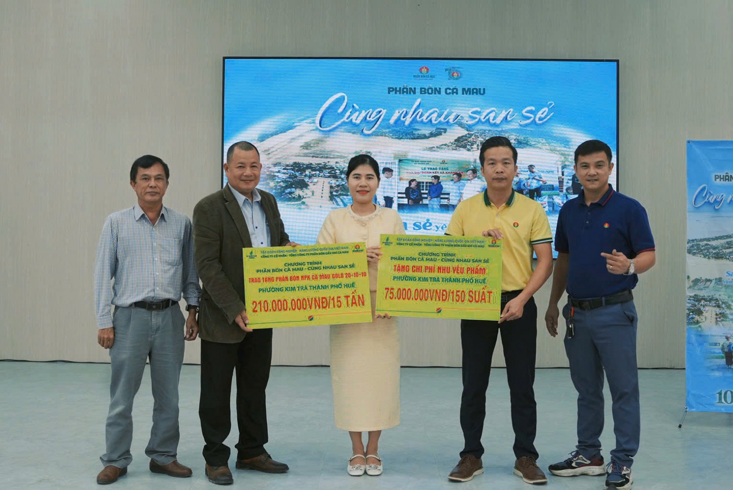 Đại diện Phân bón Cà Mau trao bảng tượng trưng hỗ trợ phân bón và nhu yếu phẩm cho người dân phường Kim Trà (TP Huế).