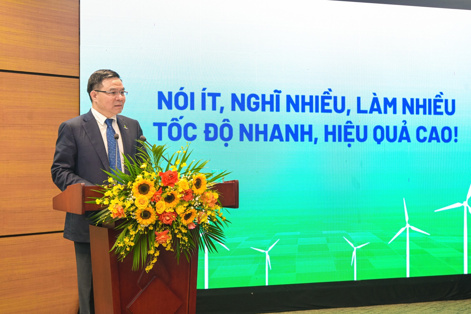Đồng chí Lê Mạnh Hùng - Bí thư Đảng ủy, Chủ tịch HĐTV Petrovietnam phát biểu tại Đại hội Công đoàn Petrovietnam lần thứ VIII, nhiệm kỳ 2025-2030.