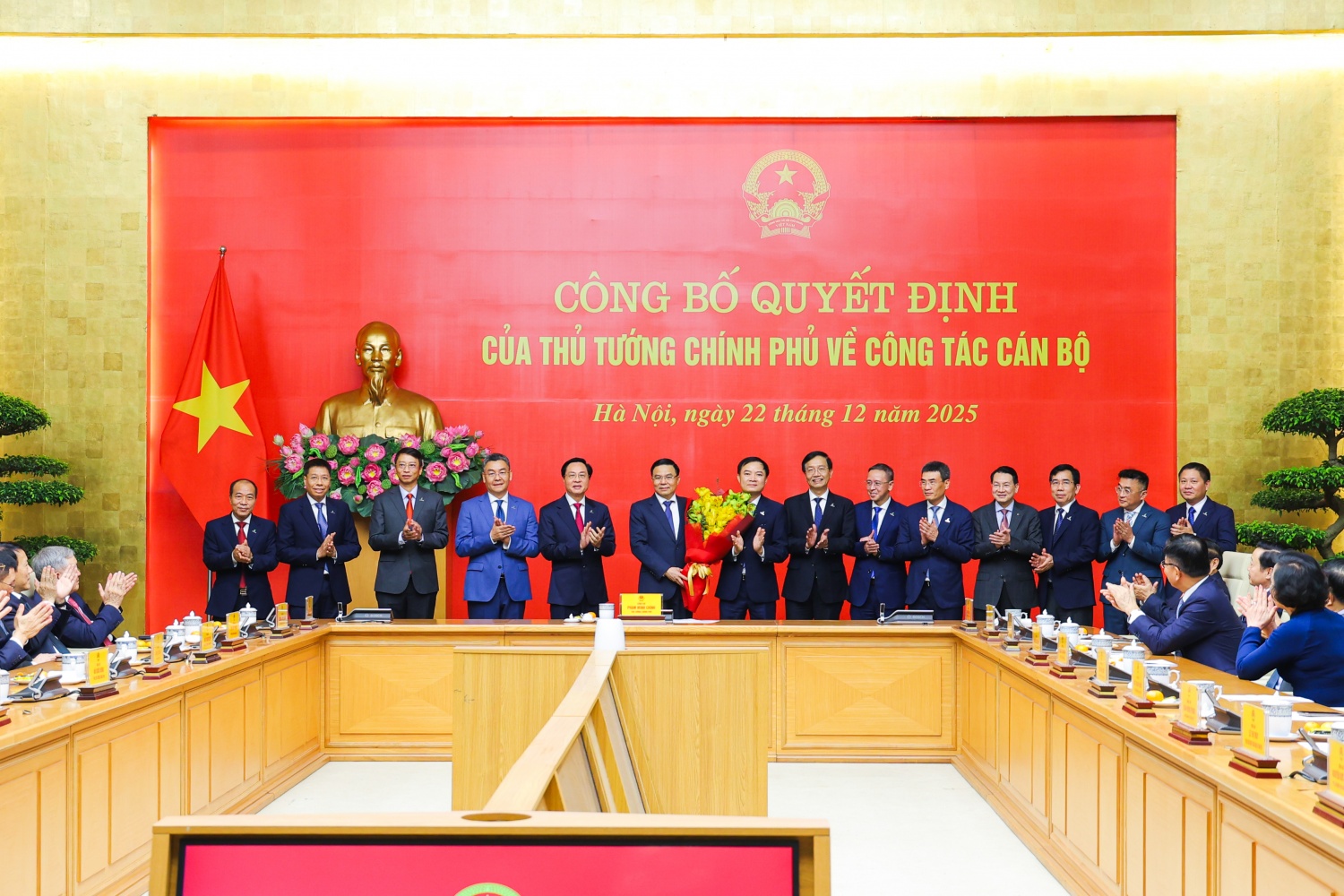 Tập thể Ban Thường vụ Đảng ủy, Hội đồng thành viên, Ban Tổng Giám đốc Petrovietnam chúc mừng đồng chí Lê Mạnh Hùng, tân Bí thư Đảng ủy, Quyền Bộ trưởng Bộ Công Thương