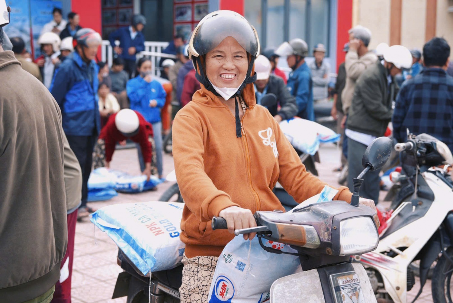 Người dân phường Kim Trà vui mừng khi nhận các phần quà hỗ trợ từ chương trình.