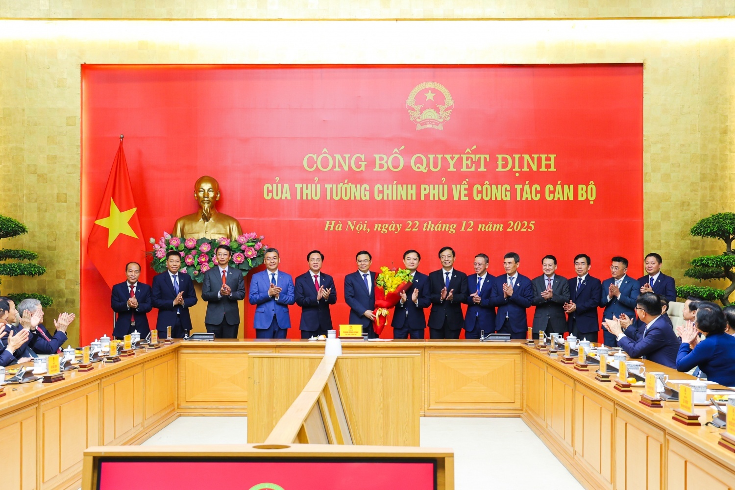 Tập thể Ban Thường vụ Đảng ủy, Hội đồng thành viên, Ban Tổng Giám đốc Petrovietnam chúc mừng đồng chí Lê Mạnh Hùng, tân Bí thư Đảng ủy, Quyền Bộ trưởng Bộ Công Thương