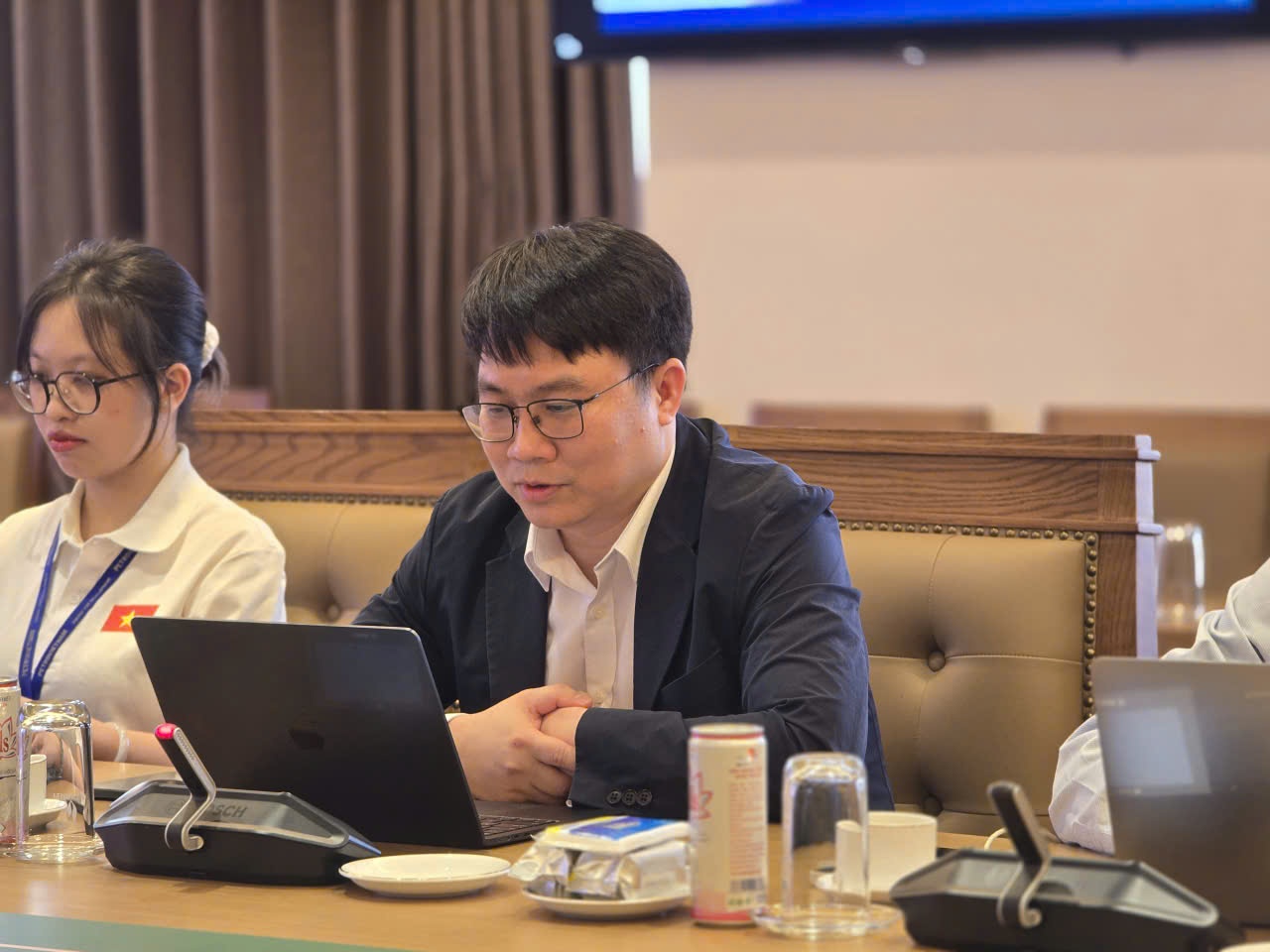 ThS. Hoàng Văn Đông trình bày chuyên đề về phát triển STEM Robotics trong nhà trường