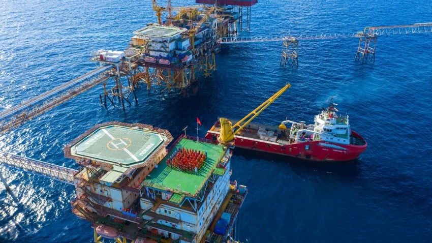Vào lúc 13 giờ 45 phút ngày 22/12/2025, Vietsovpetro đã chính thức hoàn thành nhiệm vụ bổ sung thứ nhất, nâng tổng sản lượng khai thác lên 2.775.000 tấn dầu.