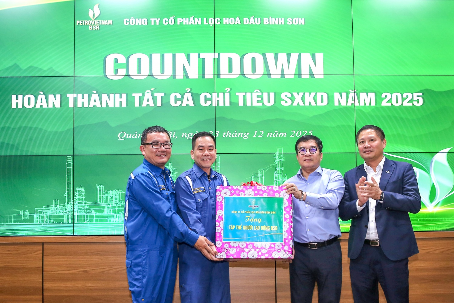 Ban lãnh đạo BSR tặng quà cho đại diện tập thể cán bộ, công nhân viên BSR đạt thành tích xuất sắc trong lao động sản xuất.