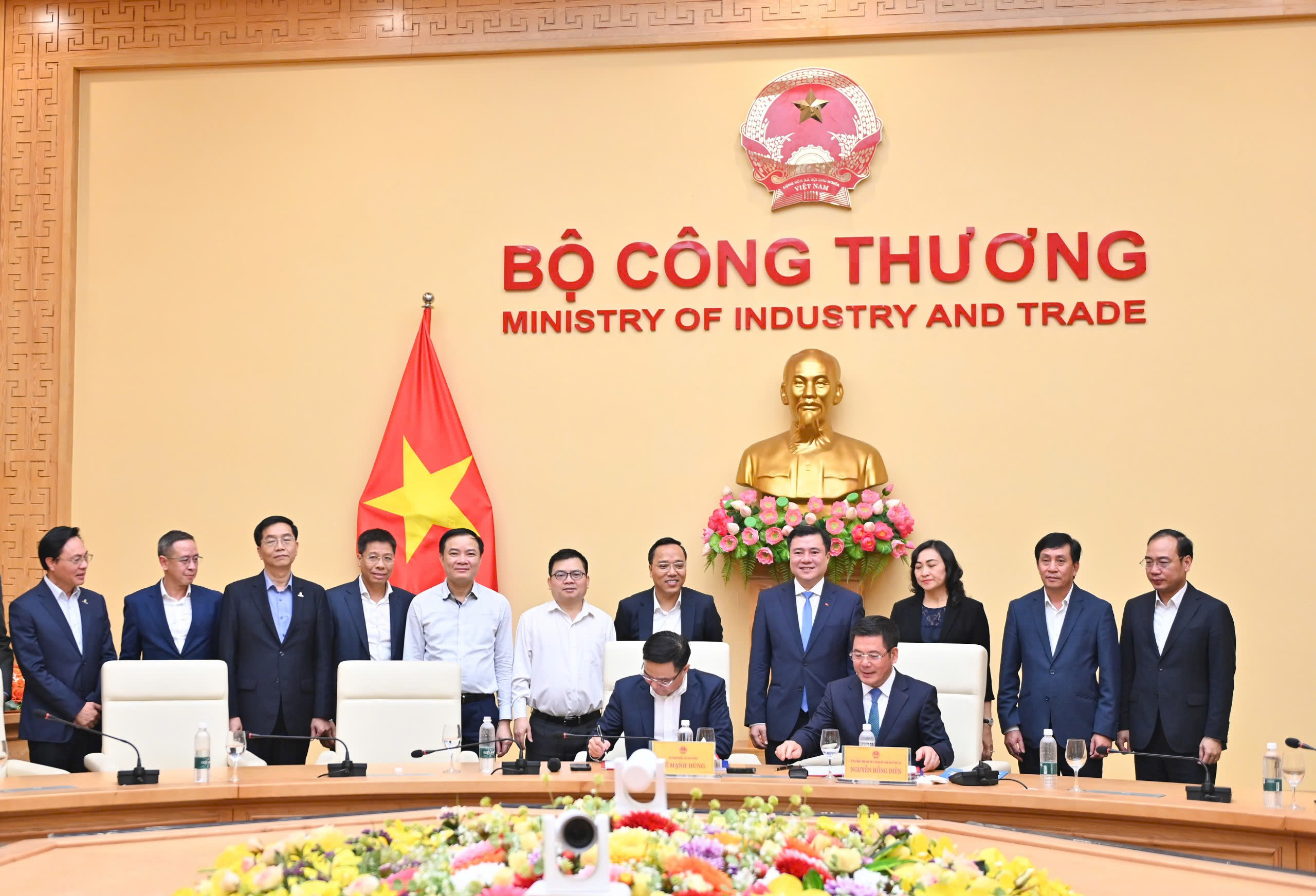 Phó Bí thư Đảng uỷ Quốc hội Nguyễn Hồng Diên ký bàn giao nhiệm vụ công tác cho Quyền Bộ trưởng Bộ Công Thương Lê Mạnh Hùng.