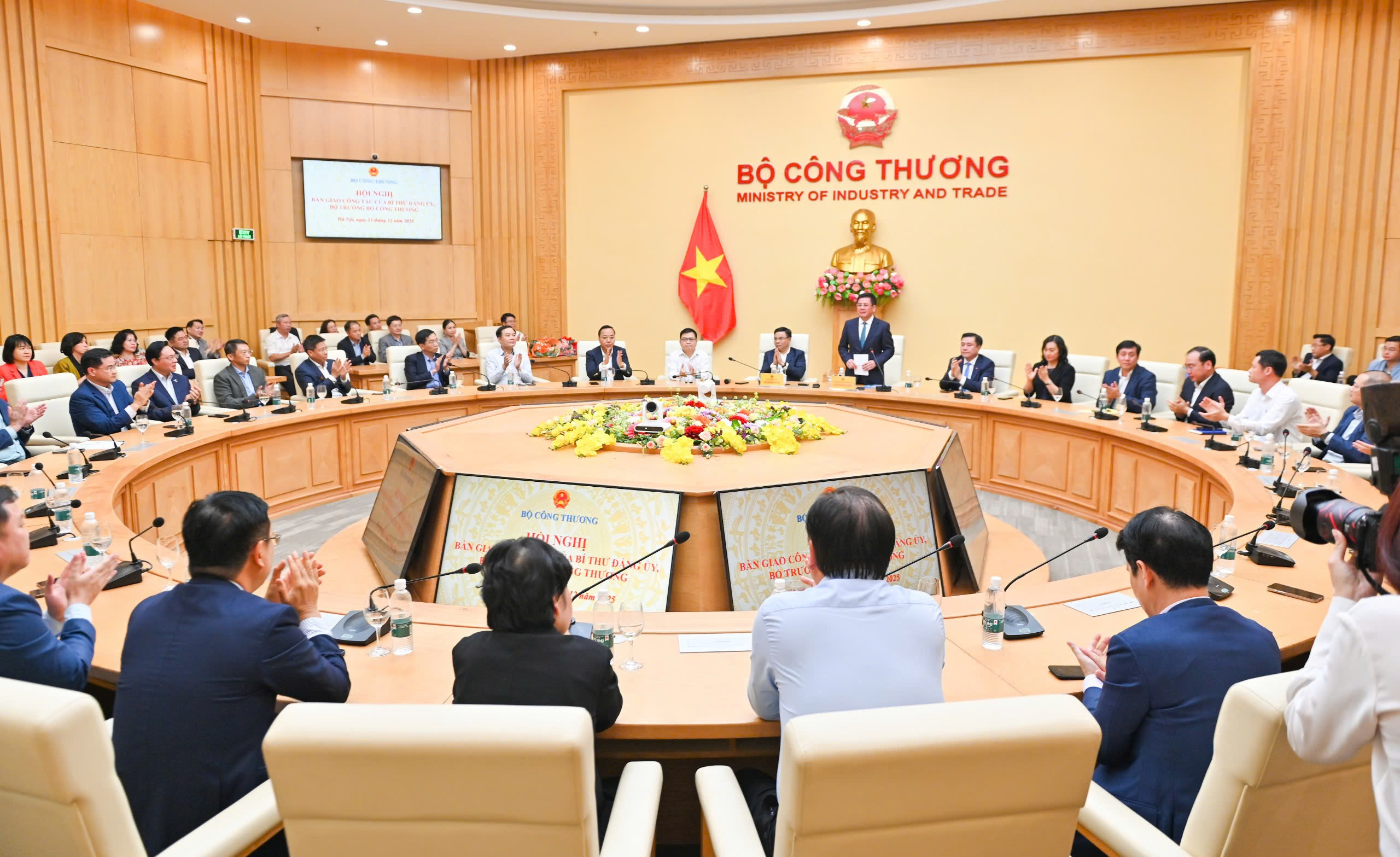 Toàn cảnh Hội nghị bàn giao công tác Bí thư Đảng ủy, Bộ trưởng Bộ Công Thương.