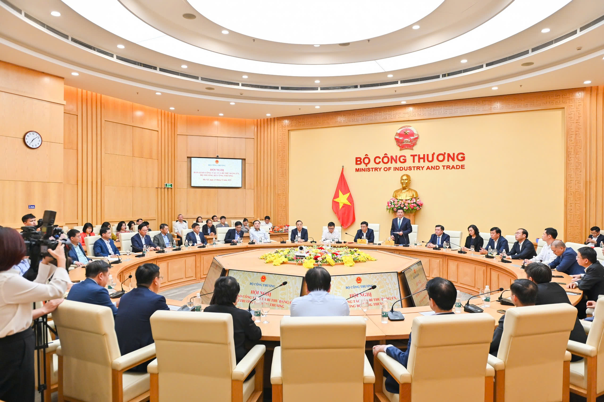 Đồng chí Nguyễn Hồng Diên - Ủy viên Trung ương Đảng, Phó Bí thư Đảng ủy Quốc hội, nguyên Bộ trưởng Bộ Công Thương phát biểu tại Hội nghị.