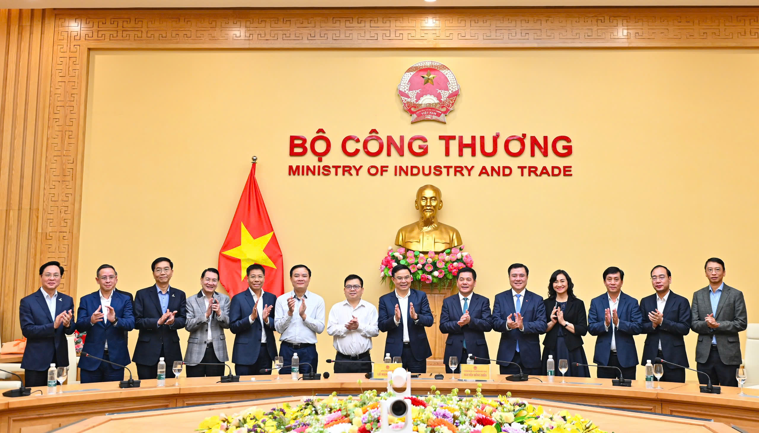 Phó Bí thư Đảng ủy Quốc hội Nguyễn Hồng Diên, Quyền Bộ trưởng Bộ Công Thương Lê Mạnh Hùng cùng các Thứ trưởng Bộ Công Thương, lãnh đạo Petrovietnam.