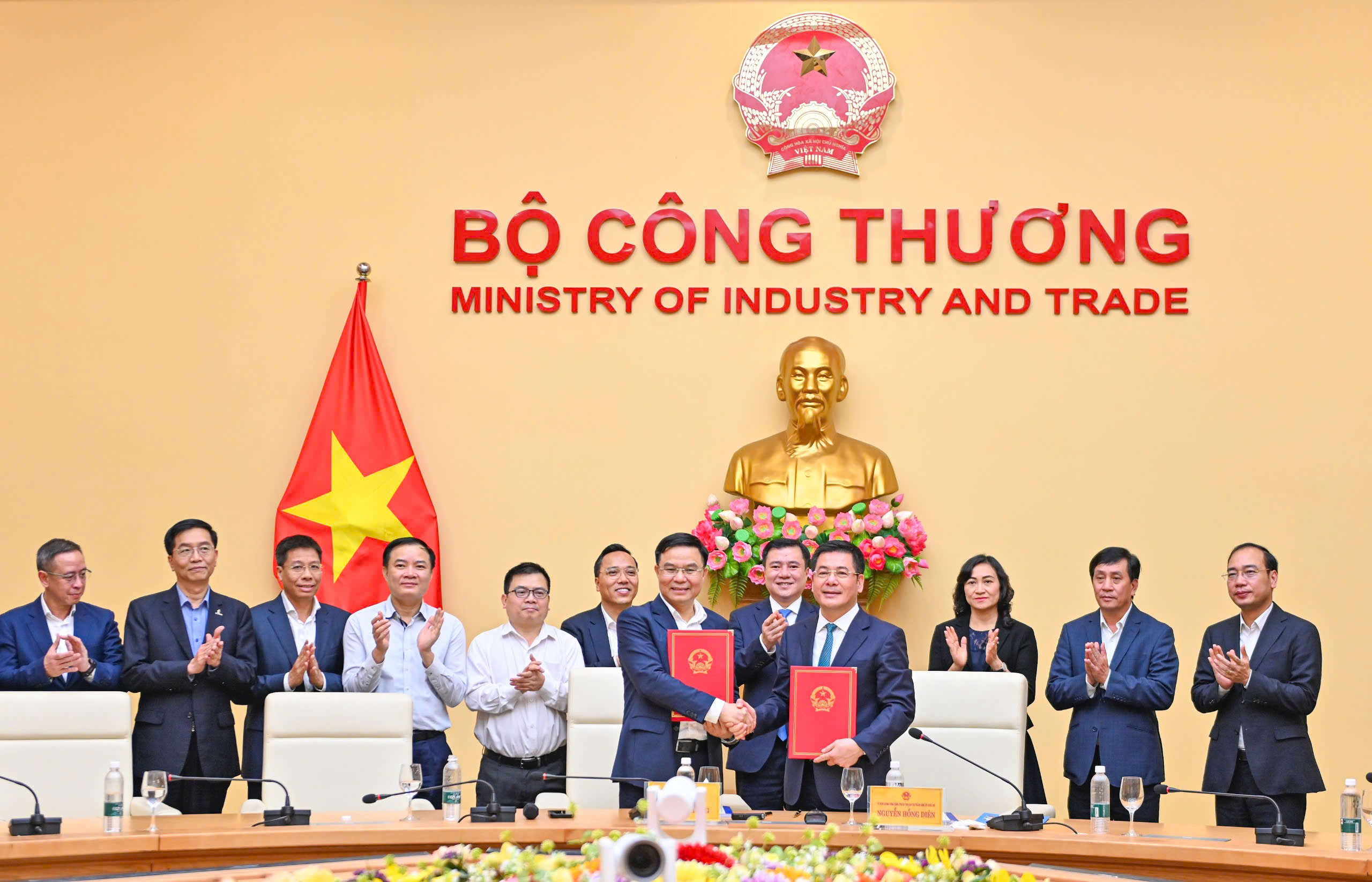 Phó Bí thư Đảng ủy Quốc hội Nguyễn Hồng Diên bàn giao công tác của Bí thư Đảng ủy, Bộ trưởng Bộ Công Thương cho đồng chí Lê Mạnh Hùng.