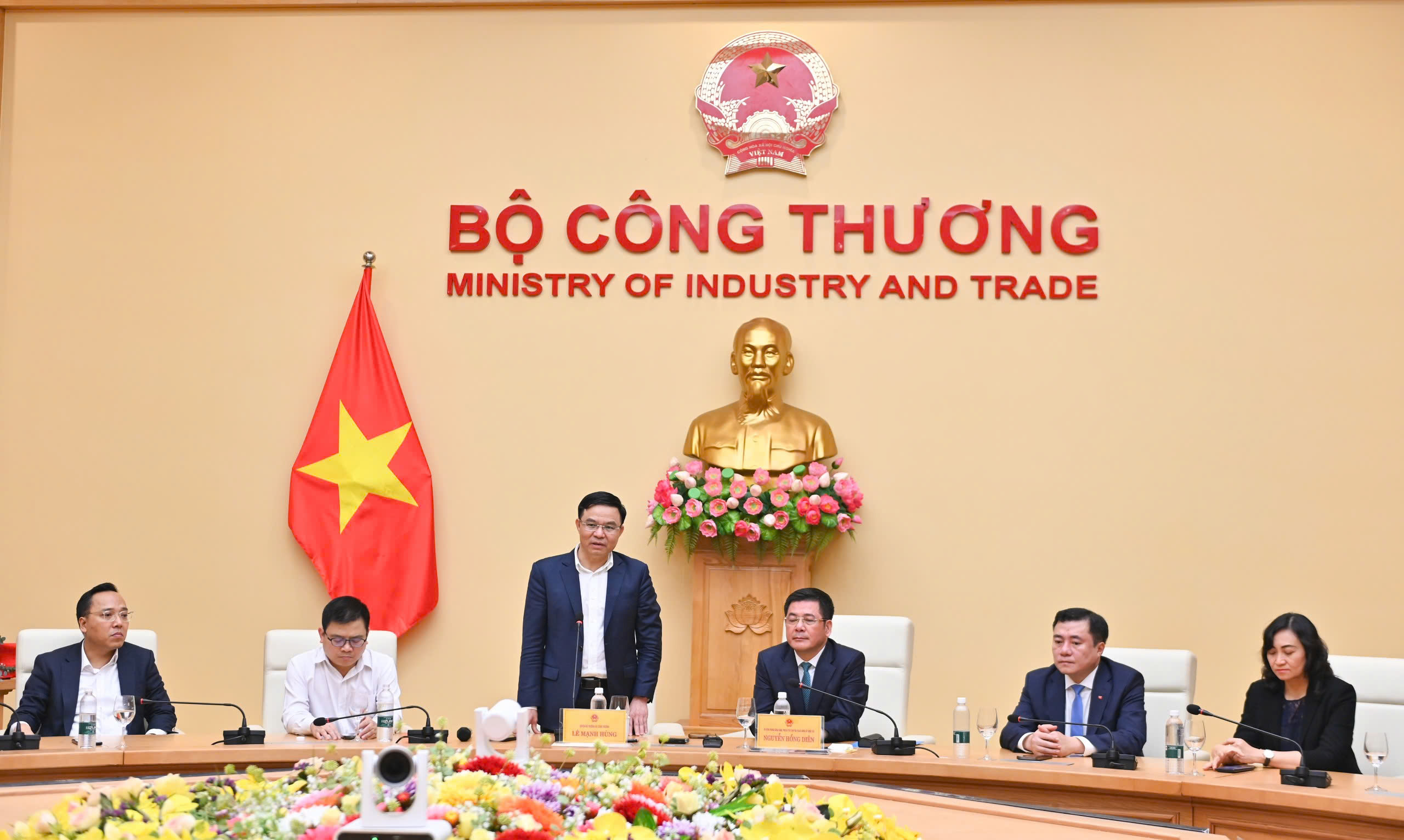 Quyền Bộ trưởng Bộ Công Thương Lê Mạnh Hùng phát biểu, tri ân những cống hiến, đóng góp của đồng chí Nguyễn Hồng Diên đối với ngành Công Thương.