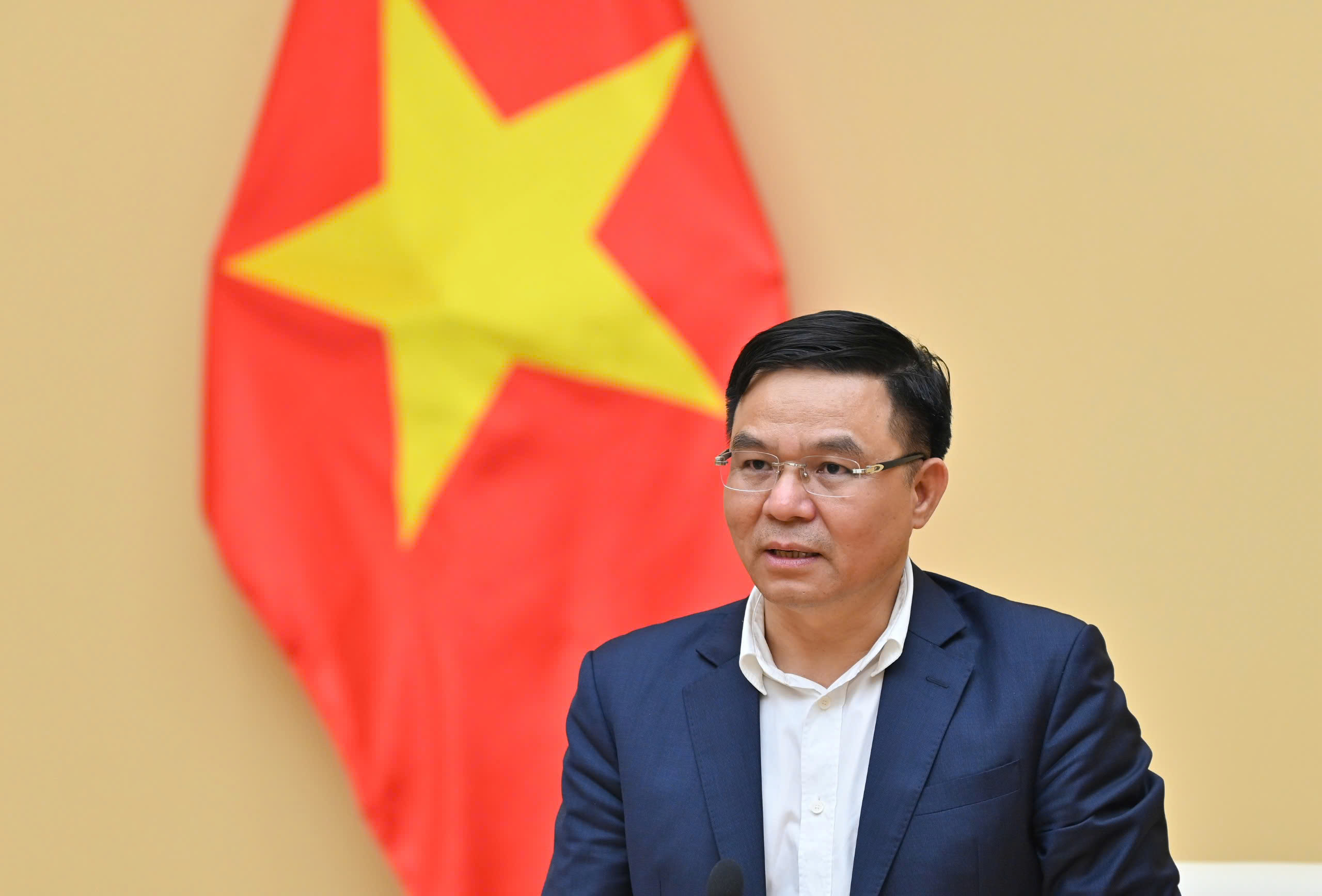 Quyền Bộ trưởng Bộ Công Thương Lê Mạnh Hùng hứa, sẽ cùng tập thể - những người đã từng gắn bó với đồng chí Nguyễn Hồng Diên tiếp tục phát huy những kết quả nền tảng, truyền thống, xây dựng và phát triển ngành Công Thương lớn mạnh, đáp ứng mục tiêu, yêu cầu của Đảng, Nhà nước.