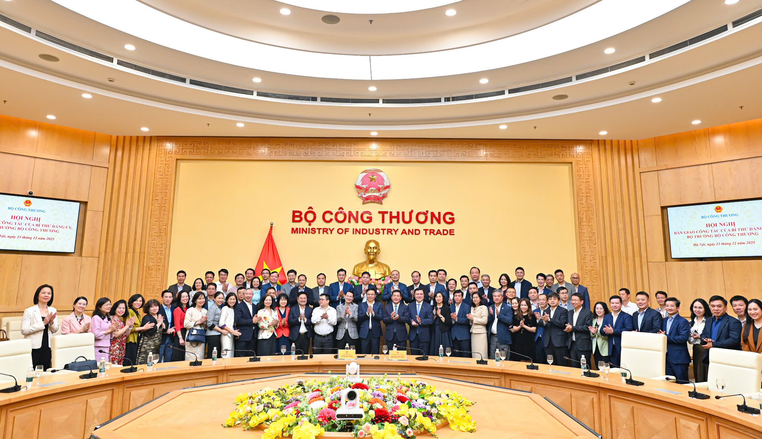 Phó Bí thư Đảng ủy Quốc hội Nguyễn Hồng Diên, Quyền Bộ trưởng Bộ Công Thương Lê Mạnh Hùng và các đại biểu tham dự hội nghị.