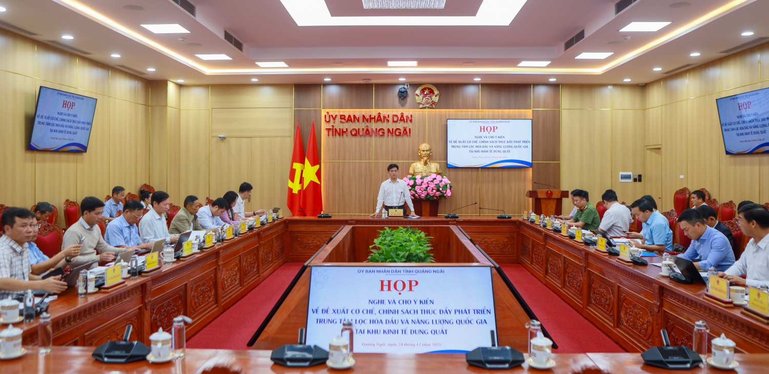 Toàn cảnh cuộc họp với sở, ngành và các đơn vị liên quan thúc đẩy phát triển Trung tâm Lọc hóa dầu và năng lượng quốc gia tại Khu kinh tế Dung Quất.