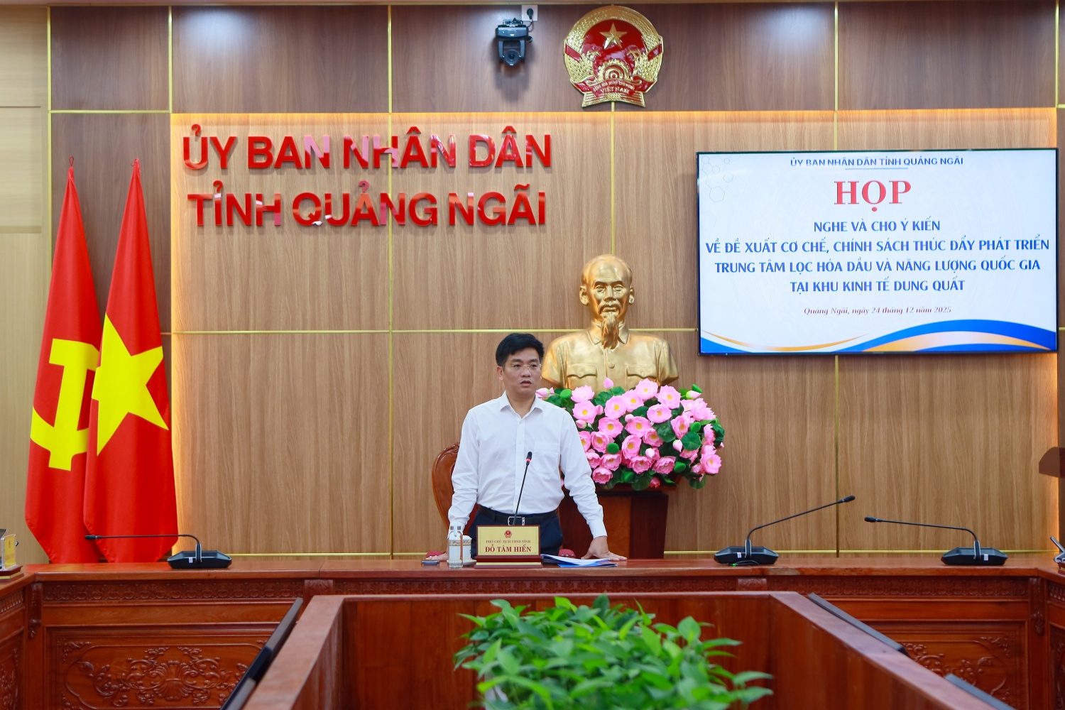 Phó Chủ tịch UBND tỉnh Quảng Ngãi Đỗ Tâm Hiển giao Ban Quản lý Khu Kinh tế và các Khu công nghiệp tỉnh phối hợp các sở, ngành, đơn vị liên quan để tiếp tục nghiên cứu, rà soát và hoàn thiện các cơ chế, chính sách theo từng nhóm nội dung