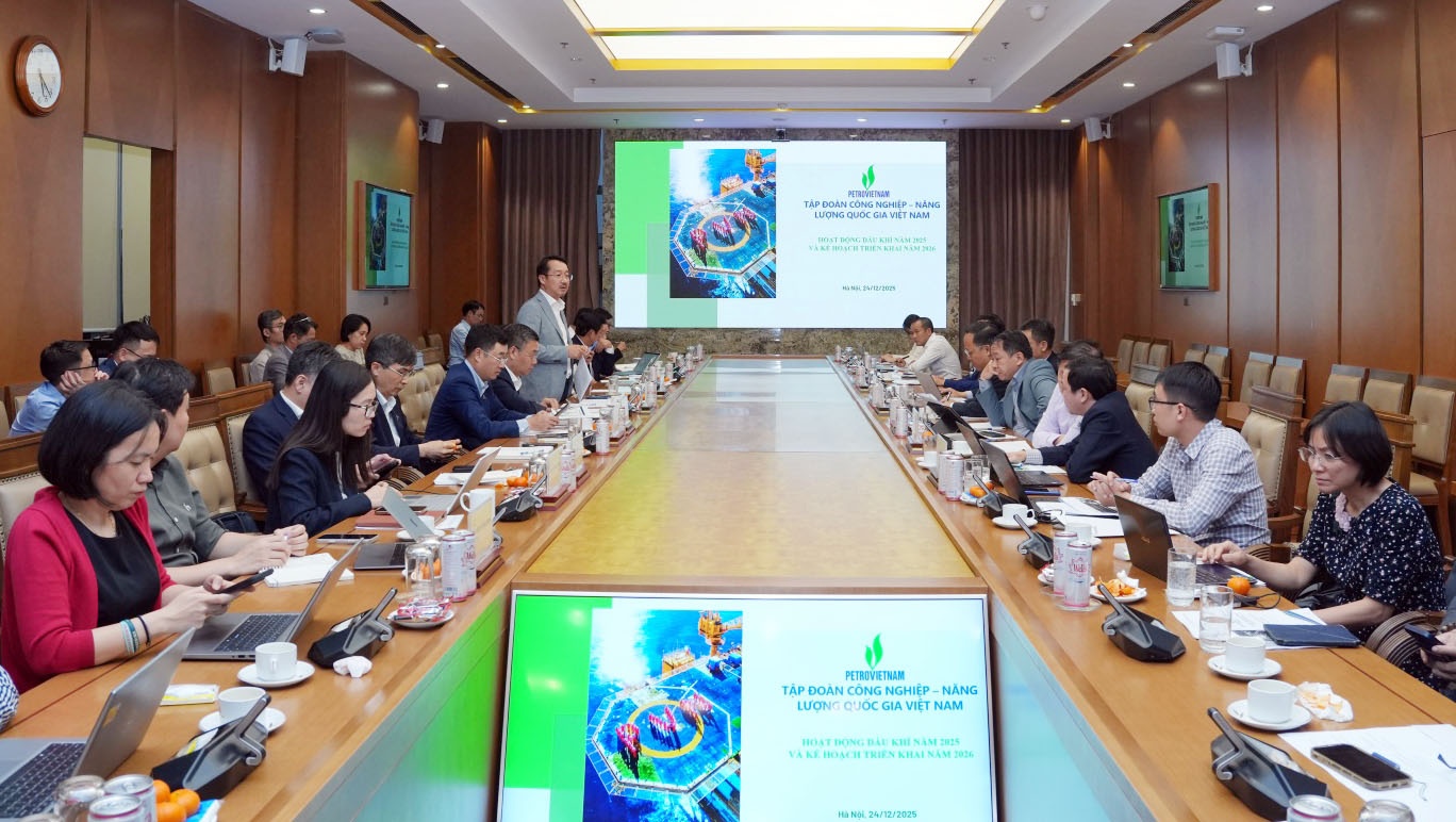 Các ban chuyên môn, đại diện đơn vị thành viên Petrovietnam trao đổi tại buổi làm việc cùng đại diện các vụ, cục chức năng của Bộ Công Thương.