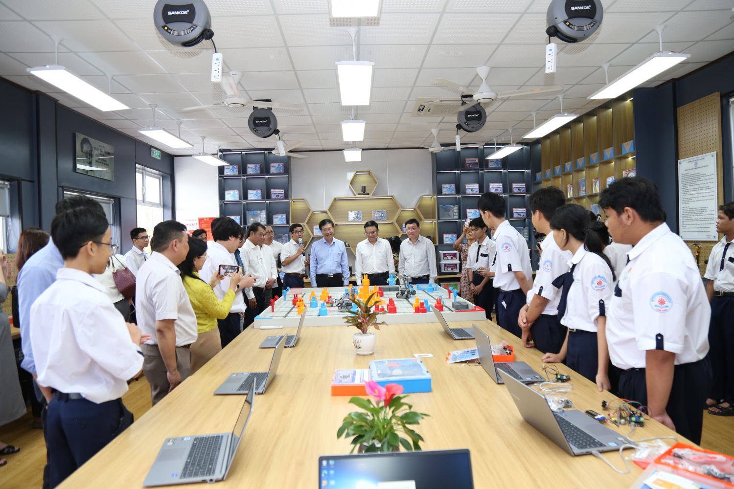 Chương trình “STEM Innovation Petrovietnam” góp phần hình thành nền tảng vững chắc cho nguồn nhân lực khoa học - công nghệ ngay từ bậc giáo dục phổ thông (Ảnh: Lãnh đạo Petrovietnam tham dự Lễ khánh thành phòng thực hành giáo dục STEM tại Trường THPT Lý Tự Trọng, Cần Thơ)