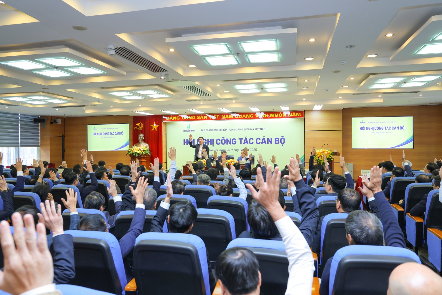 Với tinh thần “Một đội ngũ - Một mục tiêu”, ý thức trách nhiệm, tập thể lãnh đạo và cán bộ chủ chốt Tập đoàn đã tín nhiệm tuyệt đối giới thiệu nhân sự đủ phẩm chất, năng lực, uy tín để các cấp có thẩm quyền xem xét, kiện toàn nhân sự cấp cao của Tập đoàn.