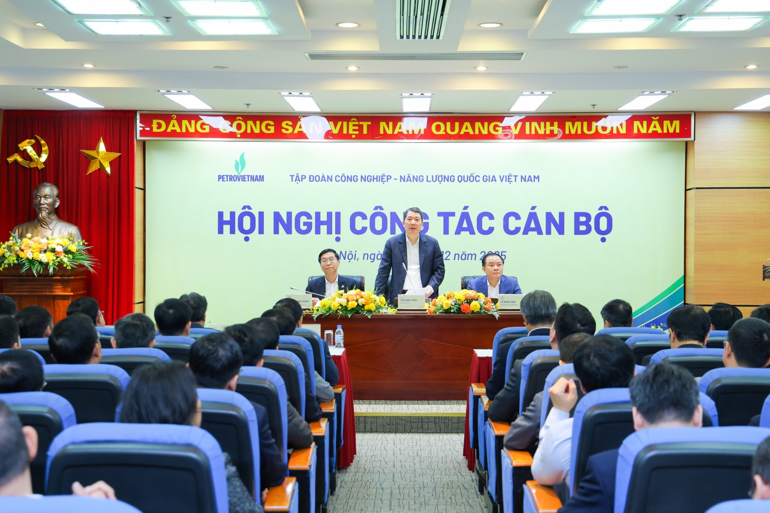 Các đồng chí chủ trì Hội nghị.