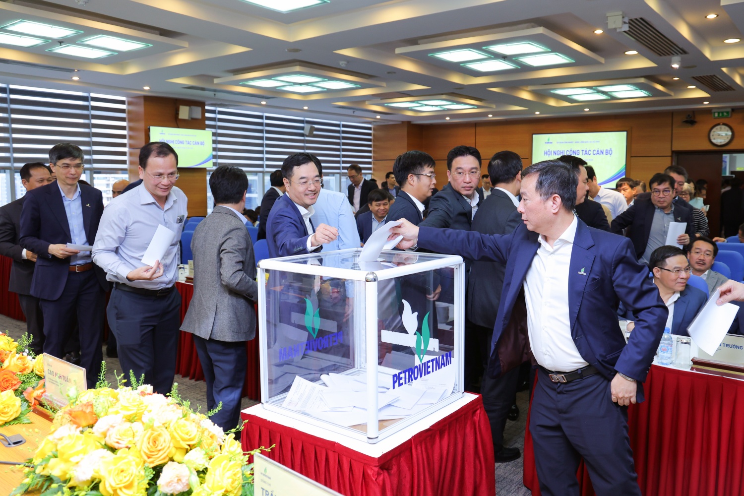 Các đại biểu bỏ phiếu giới thiệu nhân sự.