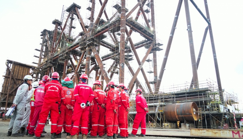 Người lao động PTSC họp triển khai công tác trên công trường, bảo đảm tuyệt đối an toàn tại các công trình dự án.