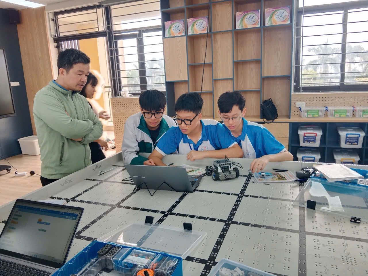 Học sinh Trường THPT Bắc Đông Quan làm quen với các thiết bị trong phòng STEM do Petrovietnam tài trợ