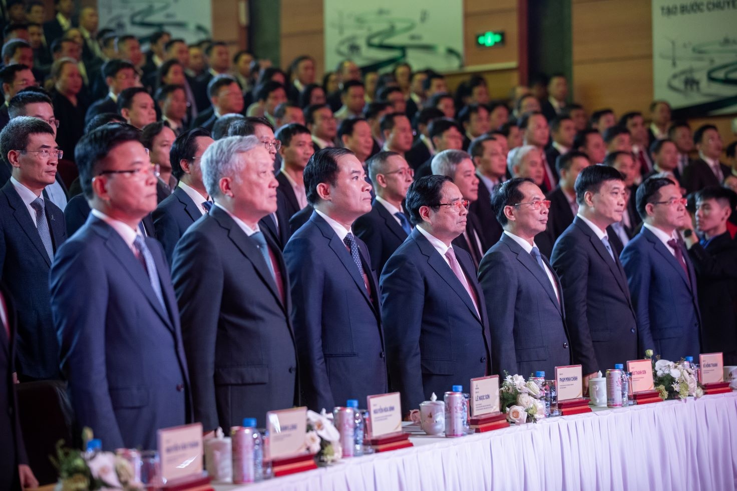 Thủ tướng Chính phủ và các đồng chí lãnh đạo Chính phủ, Đảng, Nhà nước tham dự Hội nghị.