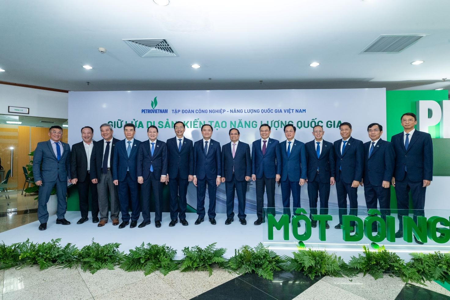 Thủ tướng Chính phủ chụp ảnh kỷ niệm cùng đồng chí nguyên Lãnh đạo và các đồng chí Lãnh đạo Tập đoàn.
