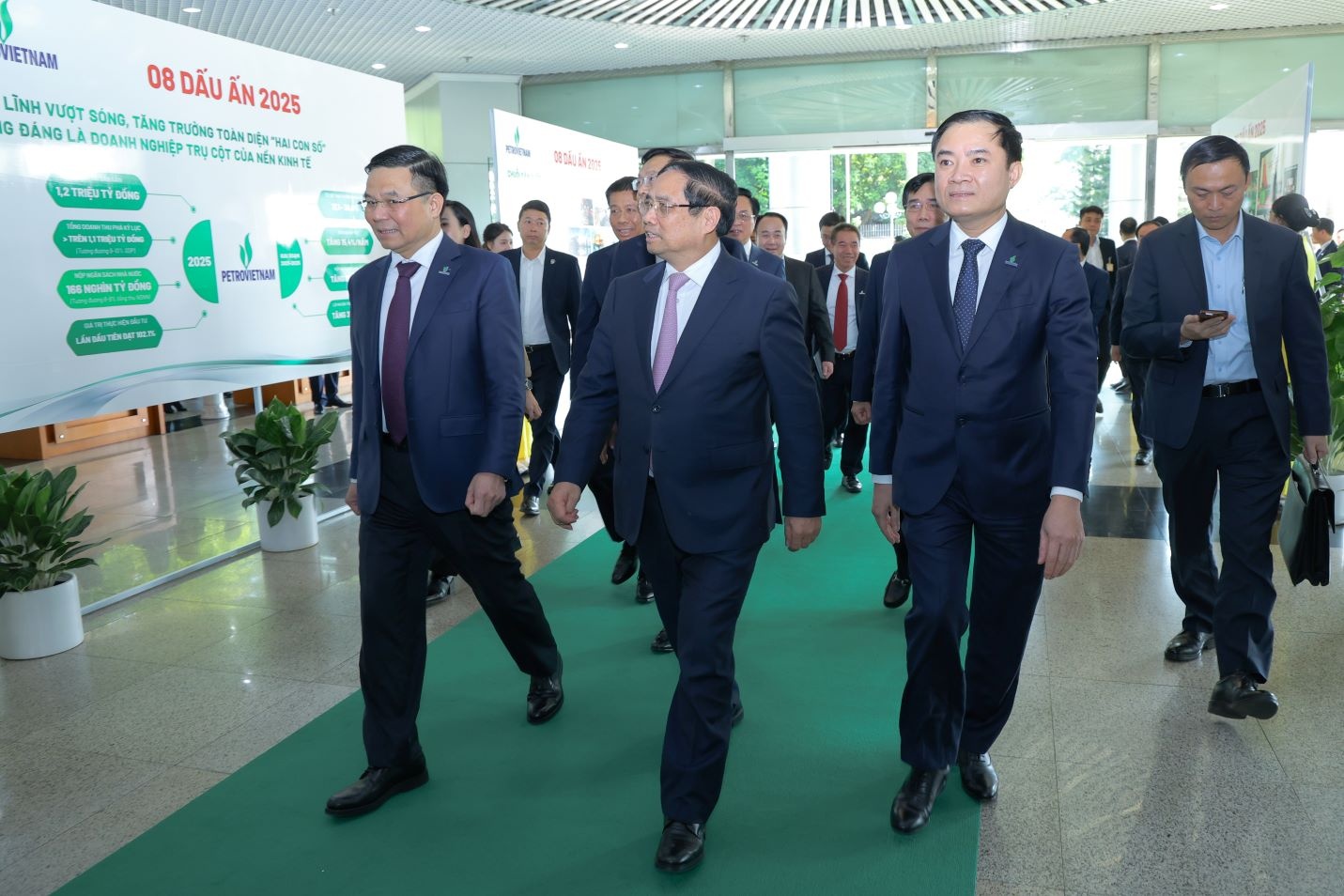 Lãnh đạo Petrovietnam và các đơn vị thành viên chào đón Thủ tướng Chính phủ Phạm Minh Chính tới dự Hội nghị Tổng kết công tác năm 2025.
