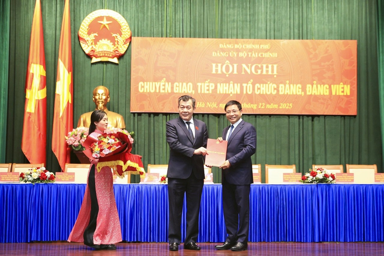 Phó Bí thư Đảng ủy Chính phủ Nguyễn Đức Phong và Bí thư Đảng ủy Bộ Tài chính Nguyễn Văn Thắng thực hiện nghi lễ trao và tiếp nhận quyết định của Đảng ủy Chính phủ. (Ảnh: Đức Thanh)