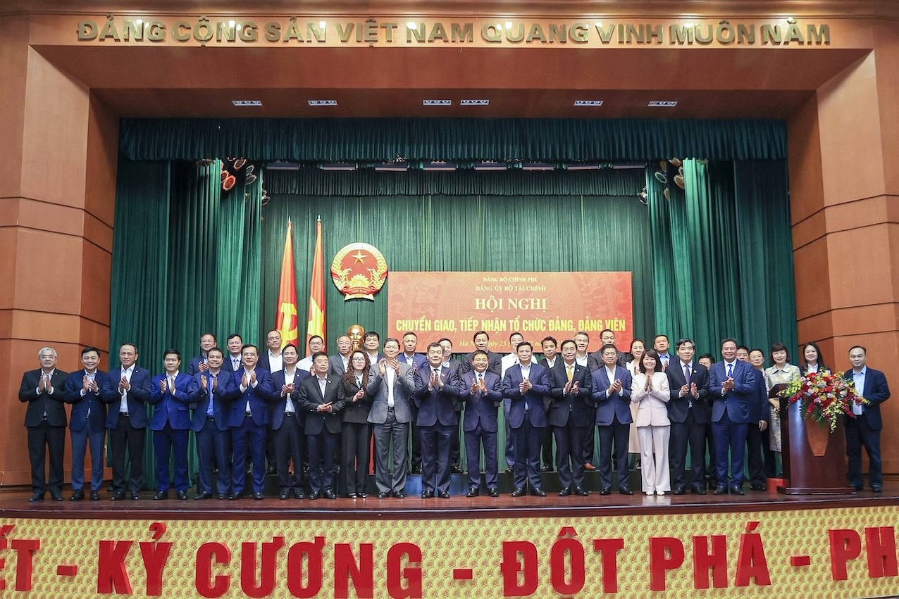 Đồng chí Trần Quang Dũng, Phó Bí thư thường trực Đảng ủy Petrovietnam cùng đại diện các Đảng bộ trực thuộc Bộ Tài chính tại lễ bàn giao. (Ảnh: Đức Thanh)