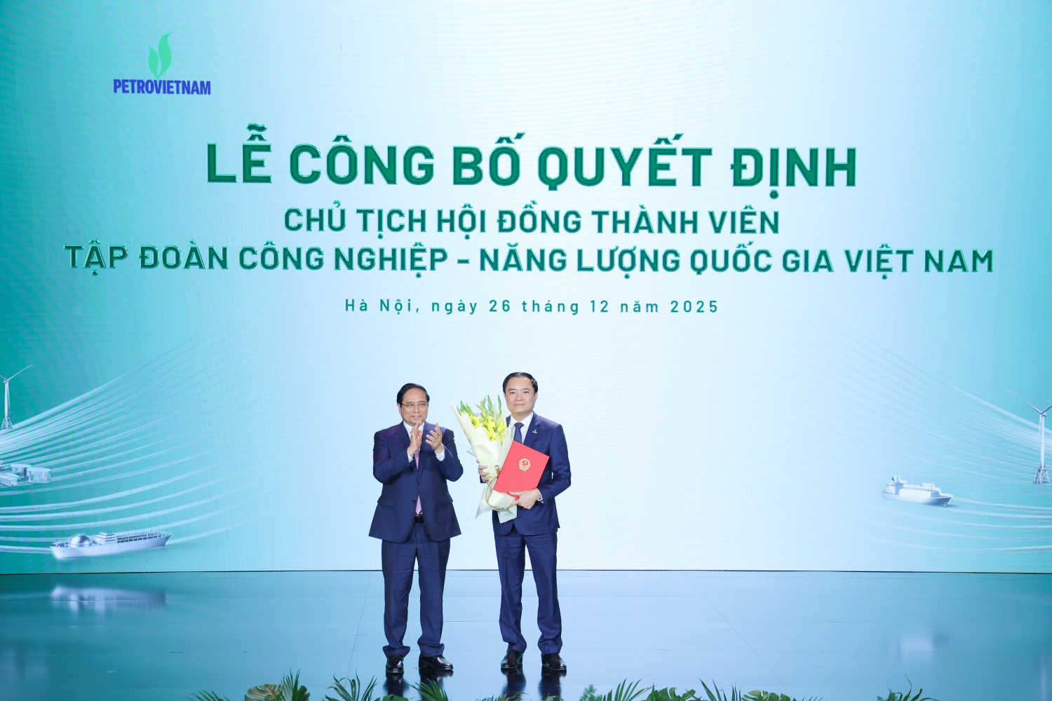 Thủ tướng Chính phủ Phạm Minh Chính trao quyết định và chúc mừng tân Chủ tịch Hội đồng Thành viên Petrovietnam Lê Ngọc Sơn