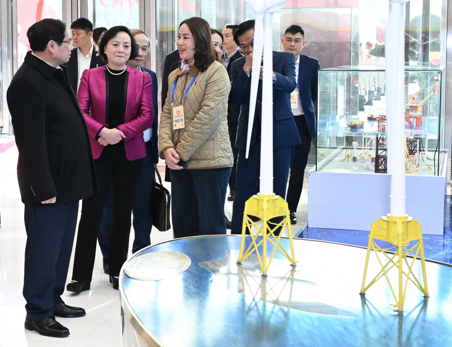 Thủ tướng cùng đoàn công tác nghe giới thiệu về các sản phẩm trưng bày tại gian trưng bày của Petrovietnam.