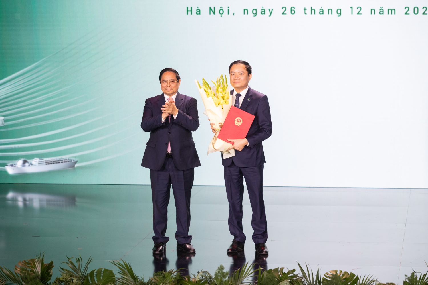 Thủ tướng Chính phủ Phạm Minh Chính trao quyết định và chúc mừng tân Chủ tịch Hội đồng Thành viên Petrovietnam Lê Ngọc Sơn.