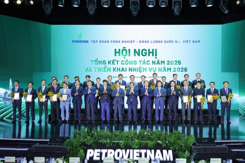Thủ tướng Chính phủ Phạm Minh Chính cùng lãnh đạo Chính phủ, các bộ, ngành và Petrovietnam chúc mừng các tập thể xuất sắc tiêu biểu của Petrovietnam trong năm 2025.