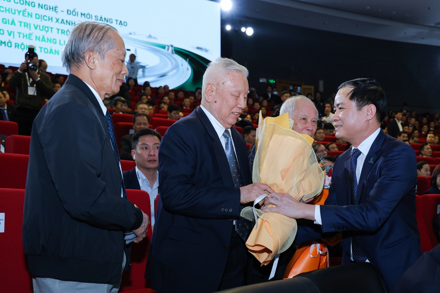 Chủ tịch HĐTV, Tổng Giám đốc Petrovietnam Lê Ngọc Sơn tri ân các đồng chí nguyên lãnh đạo Tập đoàn.