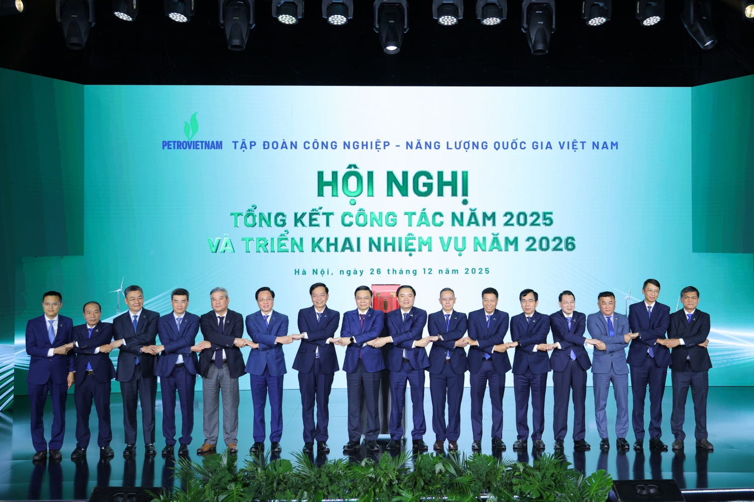 Các đồng chí lãnh đạo Tập đoàn tri ân đồng chí Lê Mạnh Hùng – Quyền Bộ trưởng Bộ Công Thương, nguyên Chủ tịch HĐTV Petrovietnam