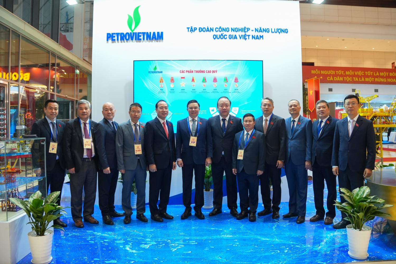 Quyền Bộ trưởng Bộ Công Thương Lê Mạnh Hùng và đoàn đại biểu Bộ Công Thương thăm khu triển lãm của Petrovietnam.