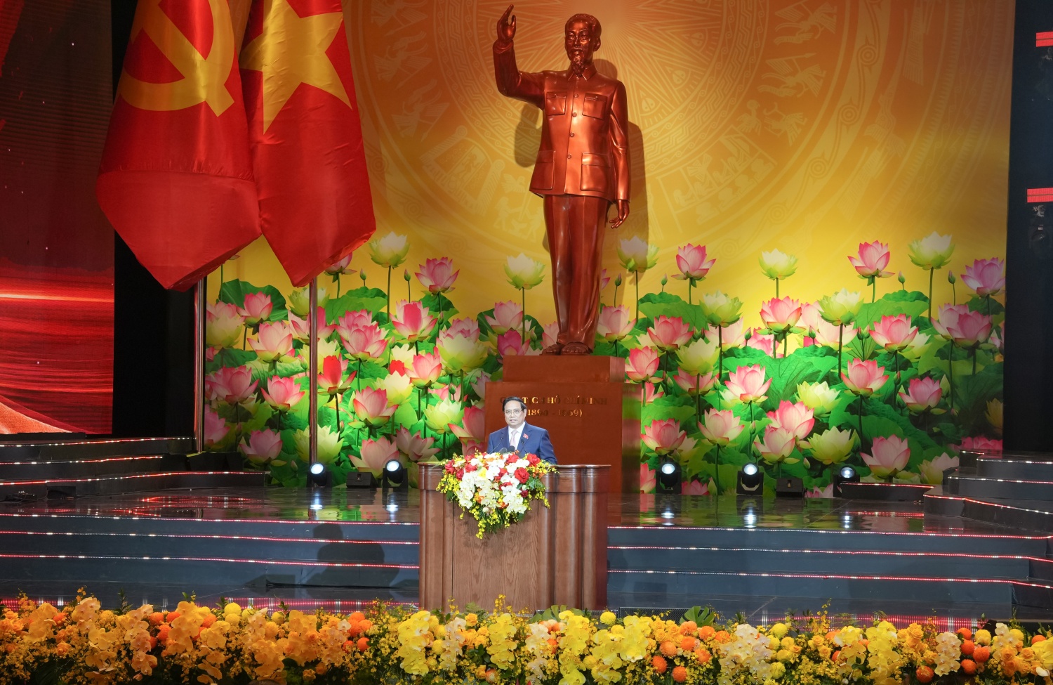 Thủ tướng Phạm Minh Chính khẳng định, qua các thời kỳ, phong trào thi đua yêu nước luôn gắn liền với những mốc son quan trọng của đất nước, trở thành động lực to lớn thúc đẩy sự nghiệp xây dựng và bảo vệ Tổ quốc. Thủ tướng nhấn mạnh, phong trào thi đua đã được triển khai trên nhiều lĩnh vực, khơi dậy tinh thần lao động, sáng tạo và cống hiến. Đại hội có nhiệm vụ tổng kết phong trào thi đua và công tác khen thưởng 5 năm qua, đồng thời xác định phương hướng, nhiệm vụ trong giai đoạn tới. Thay mặt Hội đồng Thi đua – Khen thưởng Trung ương, Thủ tướng Phạm Minh Chính tuyên bố khai mạc Đại hội Thi đua yêu nước toàn quốc lần thứ XI.