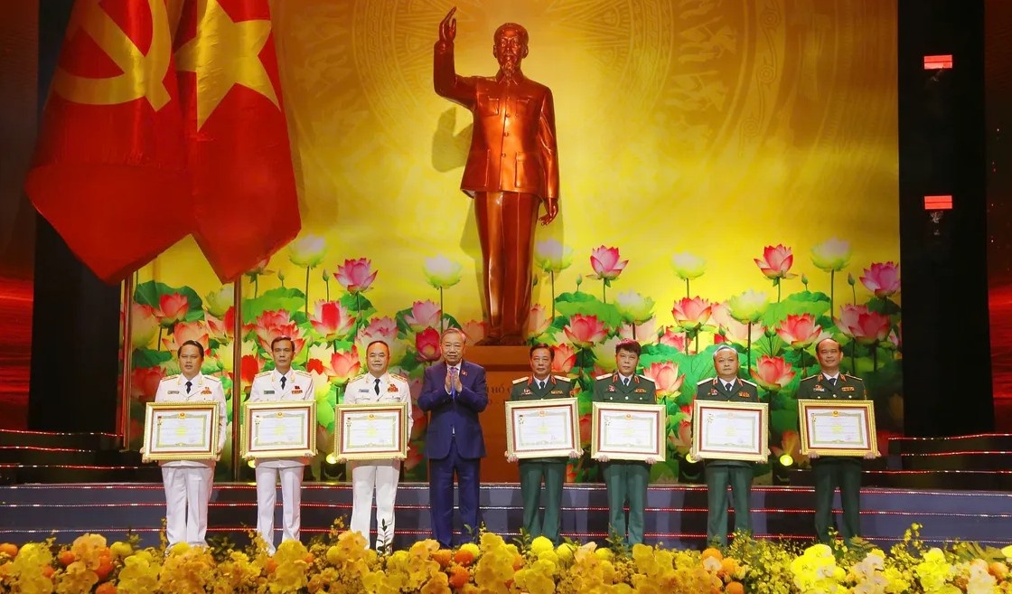 Tổng Bí thư Tô Lâm trao Danh hiệu Anh hùng Lực lượng vũ trang nhân dân cho các tập thể.