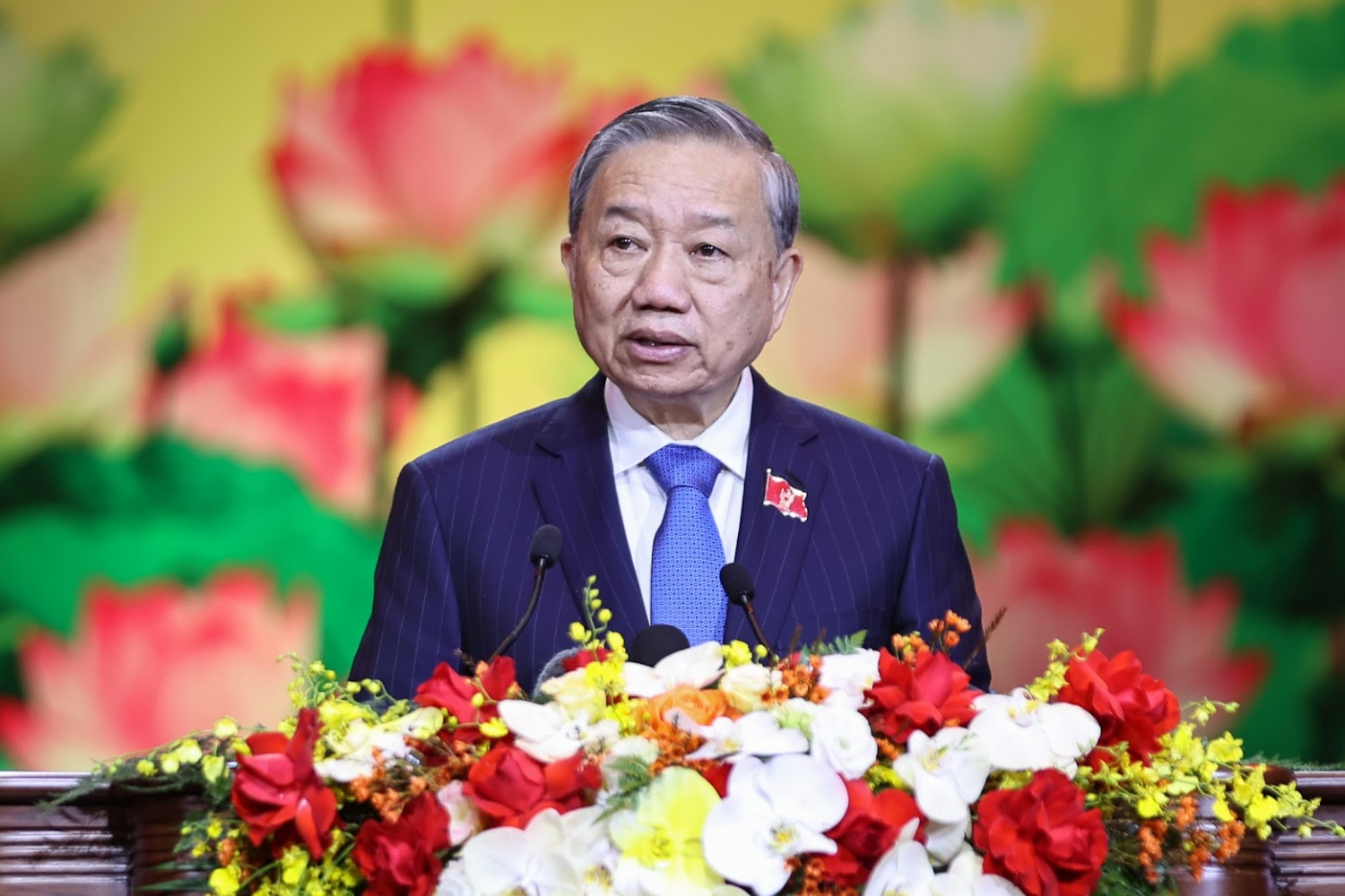 Phát biểu chỉ đạo Đại hội, Tổng Bí thư Tô Lâm mong rằng các đại biểu điển hình tiên tiến được tôn vinh tiếp tục giữ vững ngọn lửa nhiệt huyết, tiếp tục là hạt nhân lan tỏa. Với niềm tin sâu sắc vào sức mạnh đại đoàn kết toàn dân tộc, vào truyền thống thi đua yêu nước, vào trí tuệ, bản lĩnh và khát vọng vươn lên của con người Việt Nam, Tổng Bí thư tin tưởng phong trào thi đua yêu nước sẽ mở ra một giai đoạn mới: Mạnh mẽ hơn, thực chất hơn, sáng tạo hơn, góp phần đưa đất nước phát triển nhanh và bền vững, để nhân dân ngày càng ấm no, hạnh phúc.