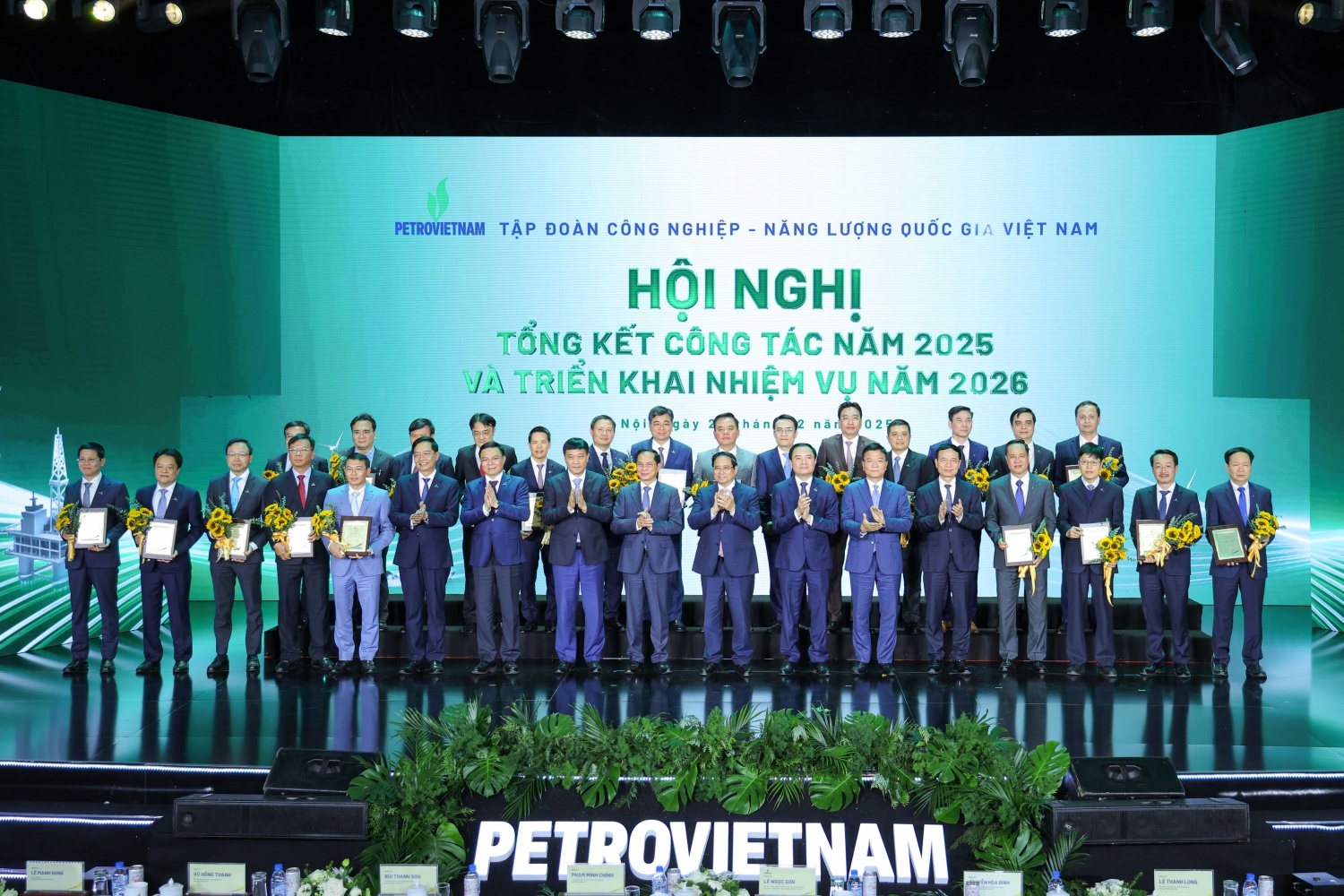 Thủ tướng Chính phủ Phạm Minh Chính cùng lãnh đạo Chính phủ, các bộ, ngành và Petrovietnam chúc mừng các tập thể xuất sắc tiêu biểu của Petrovietnam trong năm 2025